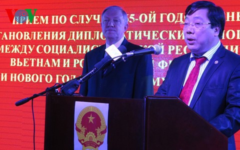 В Москве прошел прием в честь 65-летия установления дипотношений между СРВ и РФ - ảnh 1